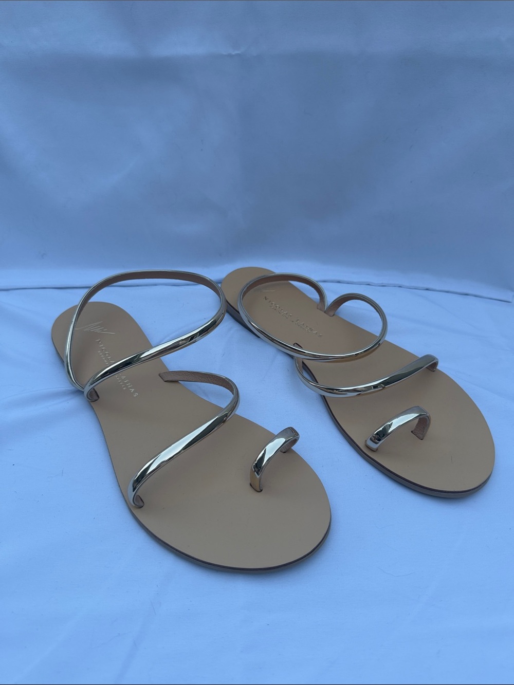Metallic Gold Minimalist Strappy Toe-Loop Sandals - Women